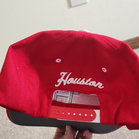 Red UH Logo Cap - Picture 2 of 4